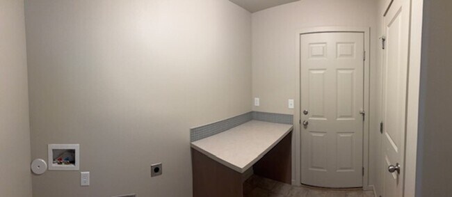 Building Photo - Moen Fields 3 Bed 3 Bath Garden Townhome across from Greenacres Elementary