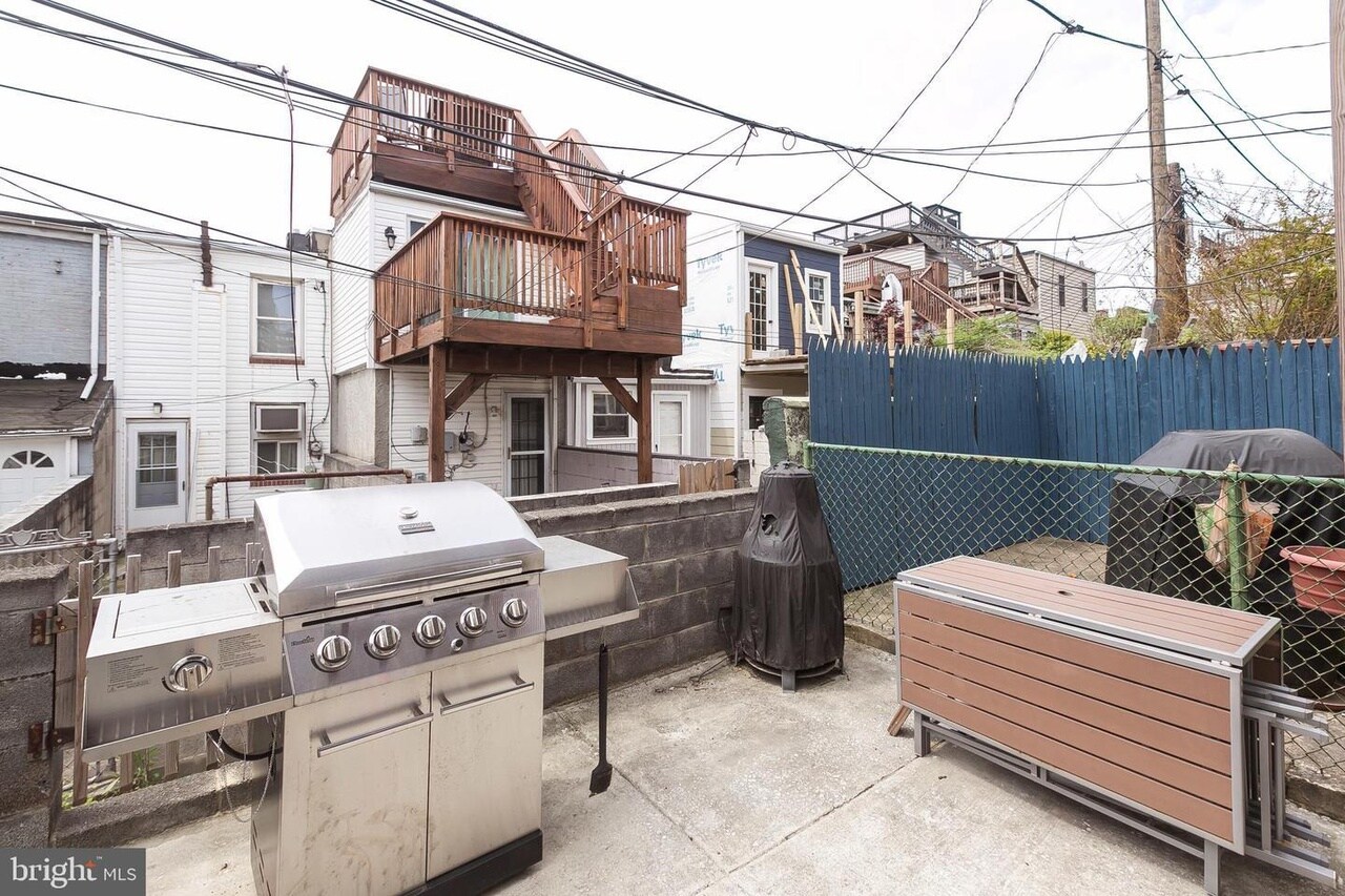 Back Patio - 924 S Ellwood Ave