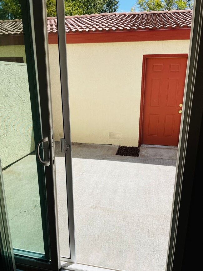 Building Photo - Gorgeous Completely Remodeled Single Story 2bed/2 bath Condo in Davis