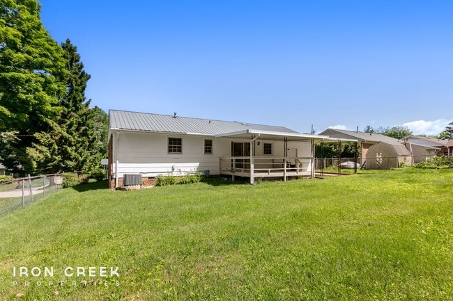 Building Photo - Beautiful Two-Bedroom with Fenced Yard in ...
