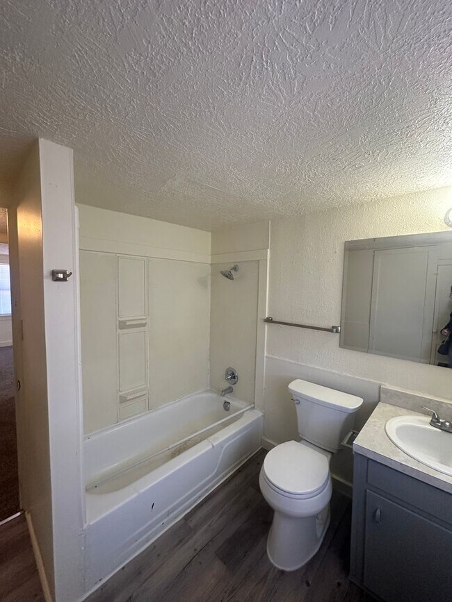 Building Photo - Spacious 4 Bedroom!