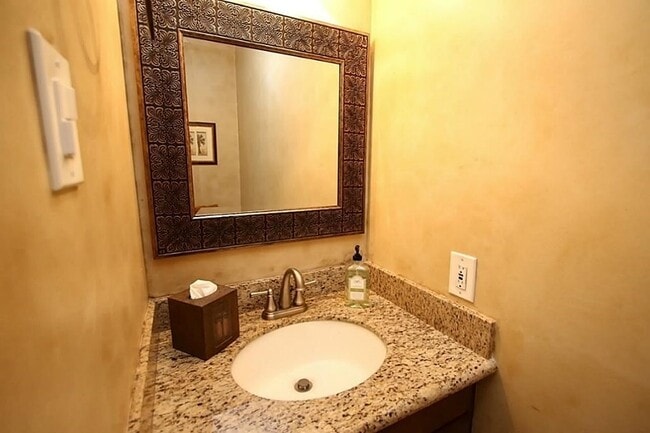 Building Photo - 5228 Woodlawn Pl