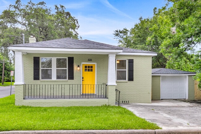 Building Photo - Cute all brick ranch on a large corner lot with fenced in yard and 1 car garage