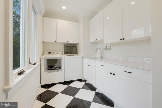 Building Photo - 9884 River Chase Way
