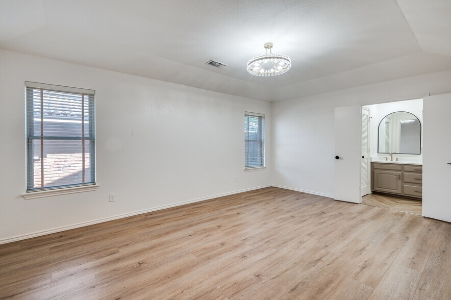 Building Photo - 1015 De Pauw Dr