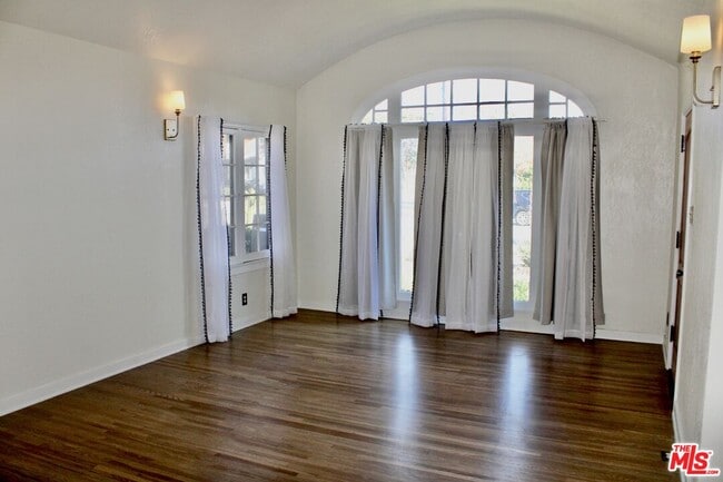 Building Photo - 495 N 8th Ave