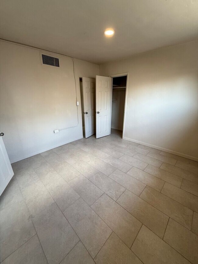 Building Photo - HOUSE FOR RENT