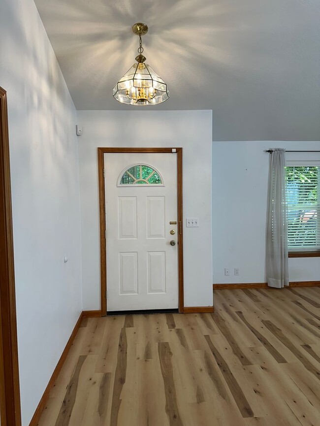 Building Photo - Beautifully updated 3 bedroom 2 bath house...