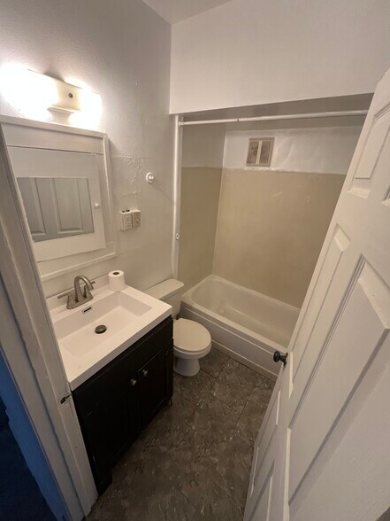 Building Photo - 690 York Ave