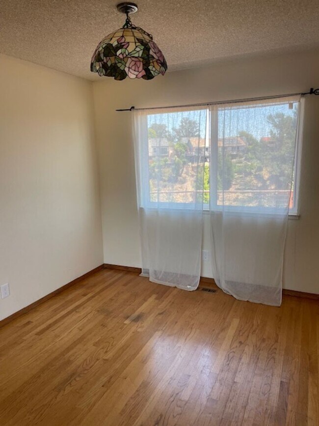 Building Photo - Four bedroom two and half bath on the uppe...