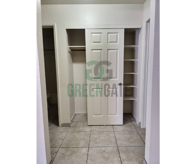 Building Photo - 2428 Woodvale Dr