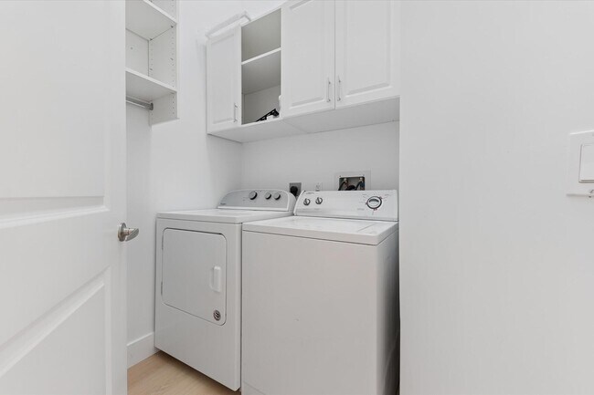 Building Photo - 300 S Australian Ave