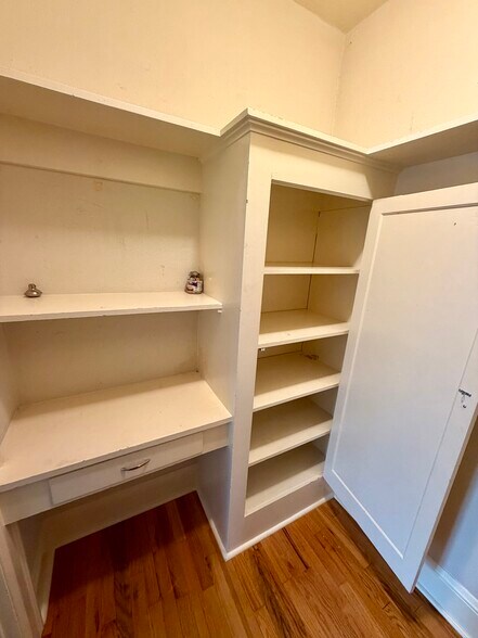 closet 4/5 - 1509 NE 10th Ave