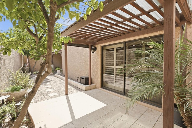 Building Photo - 7519 N Vía Camello Del Sur