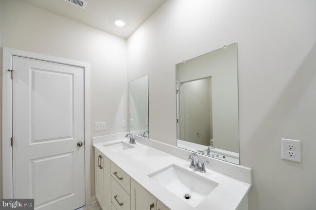 Building Photo - 713 Platinum Dr
