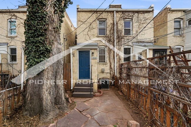 Building Photo - Charming Townhouse with Central AC and Great Location!