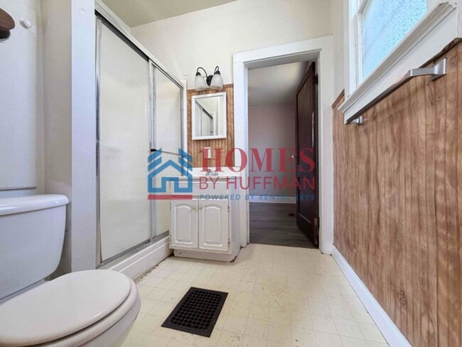 Building Photo - Two Bedroom House | Move in Ready!