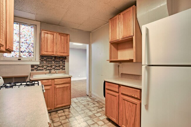Building Photo - 205 N Sherwood St