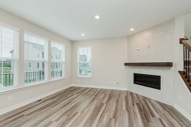 Building Photo - Beautiful Townhome in Carmel