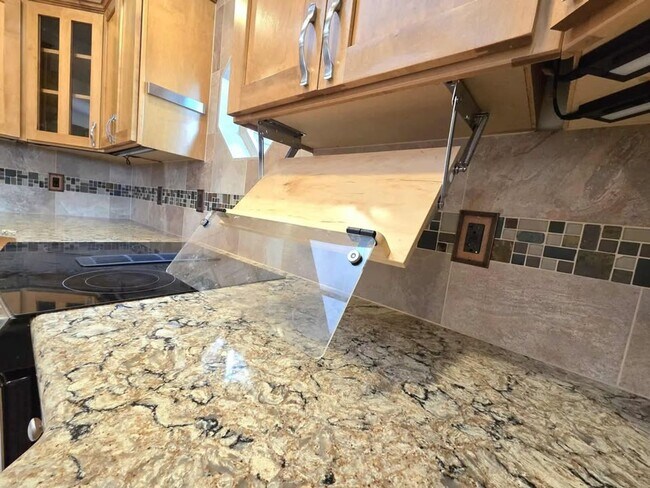 Building Photo - Gorgeous 4 Bed, 3 Bath Home w/ STUNNING RI...