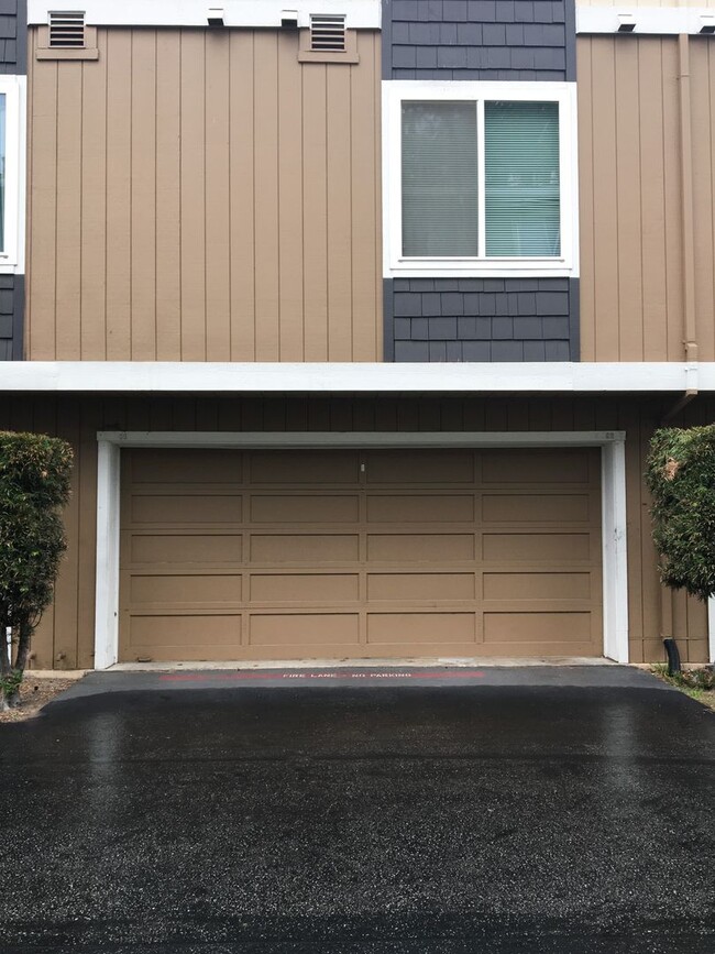Building Photo - Charming 2 Bed 2 Bath Condo in Downtown Sa...
