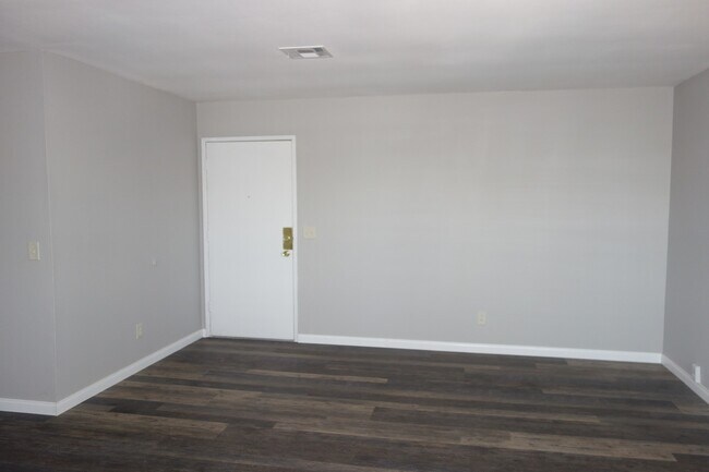Building Photo - Renovated Large 2 Bedroom/1 Bathroom Top F...