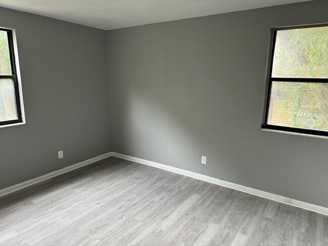 Building Photo - 2 Bedroom Duplex in Jacksonville