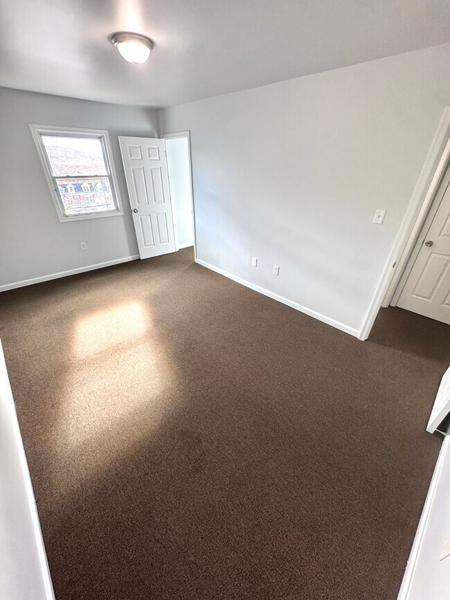 Building Photo - 1139 Spring Garden St