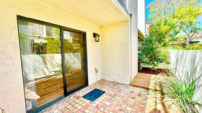 Building Photo - Beautiful, End Unit Condo, in the Very Des...
