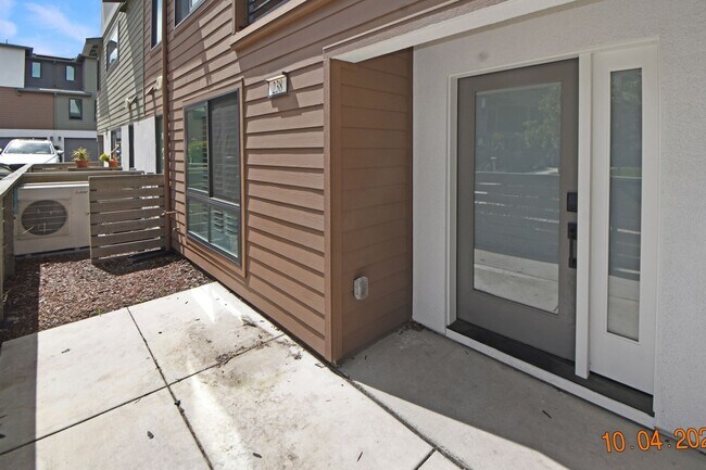 Building Photo - LuxurSmart Townhome with Solar | 3 Bed | 3.5 Bath | Built in 2021 | Walk to Sprouts/Dining