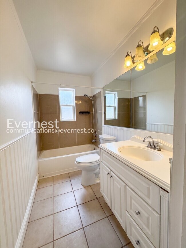 Building Photo - 3 Bed/2 Bath Home with Garage & Fenced Yard / Available Now!
