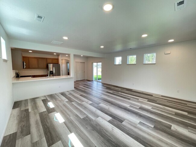 Building Photo - Brand New Hayden Home