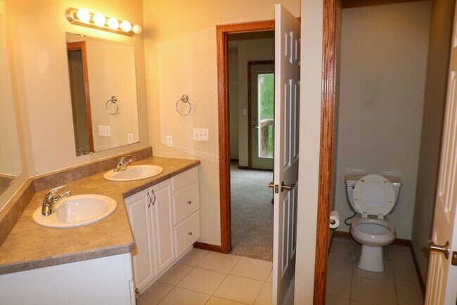Building Photo - $2,695 | 4 Bedroom, 3.5 Bathroom Multi Flo...