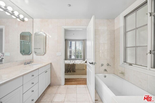 Building Photo - 433 N Doheny Dr