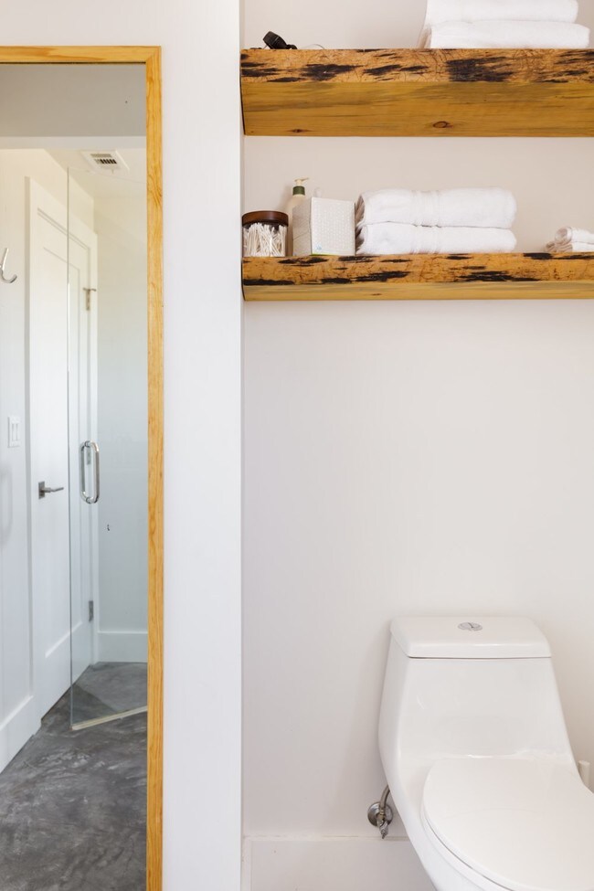 Building Photo - 1523 Morton Terrace