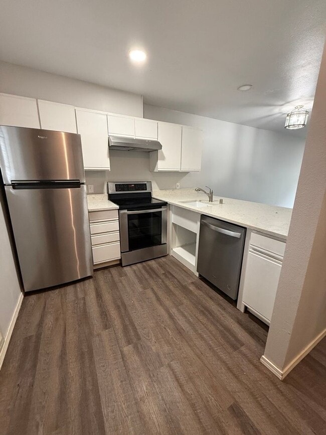 Building Photo - Cozy, 2 Bedroom Apartment for Rent in the Birchwood Neighborhood!