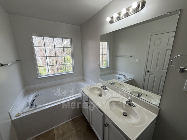 Building Photo - 4249 Normandy Ct