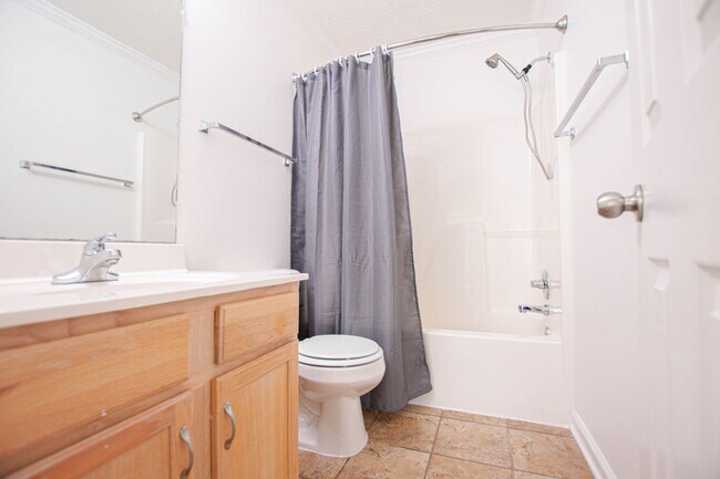 Building Photo - Three Bedroom with Bonus and Pool!