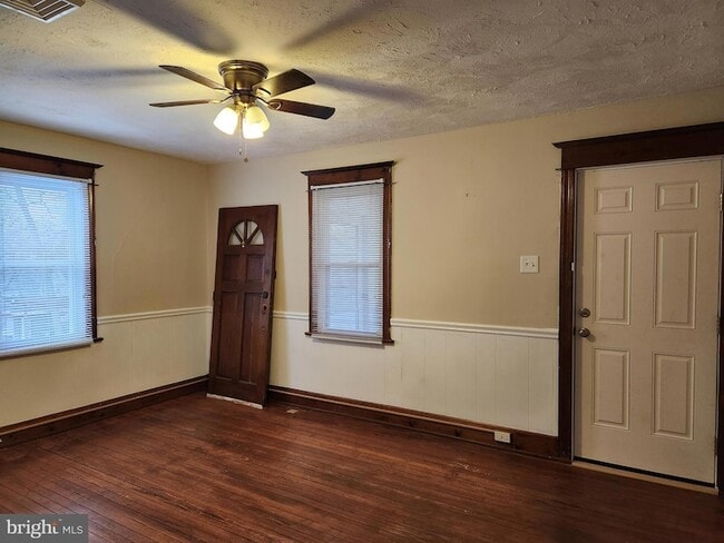 Building Photo - 132 S Broadway