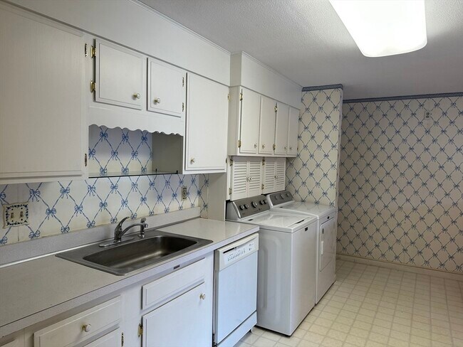 Building Photo - 402 Paradise Rd
