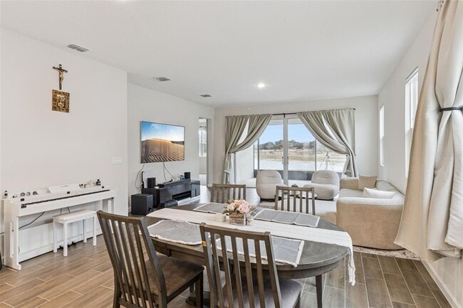 Building Photo - 654 Heritage Sq Dr