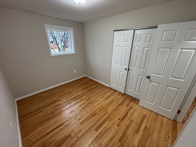 Building Photo - 4 Bedroom 3 Full Bathrooms Newly Renovated...