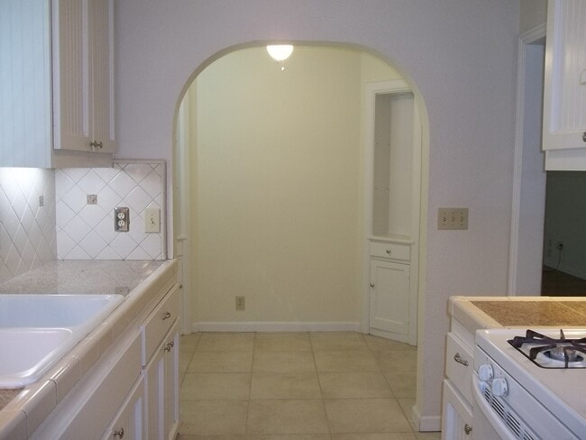 Building Photo - Super clean Fresno High home, close to the...