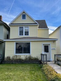 Building Photo - AVAILABLE JUNE 1st - 5 Bed, 2 Bath Home w/ Huge Enclosed Porch!