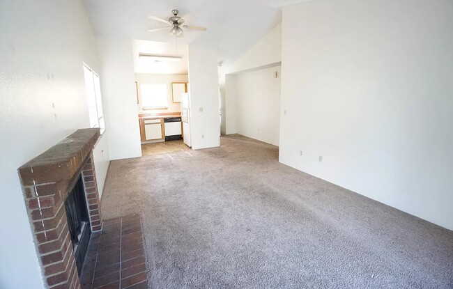 Primary Photo - 364 S Estes St
