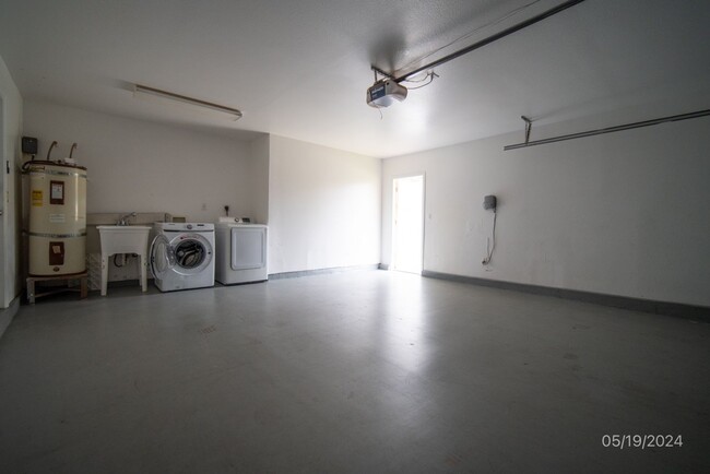 Building Photo - 3BR/2BA/2CarGarage. Renovated w/fenced in ...