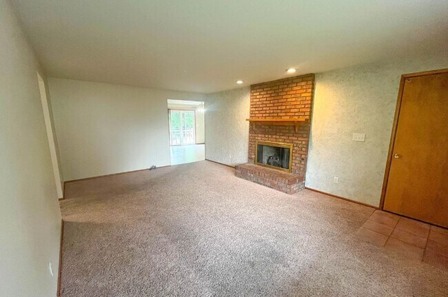 Building Photo - 15560 SE Thorville Ave