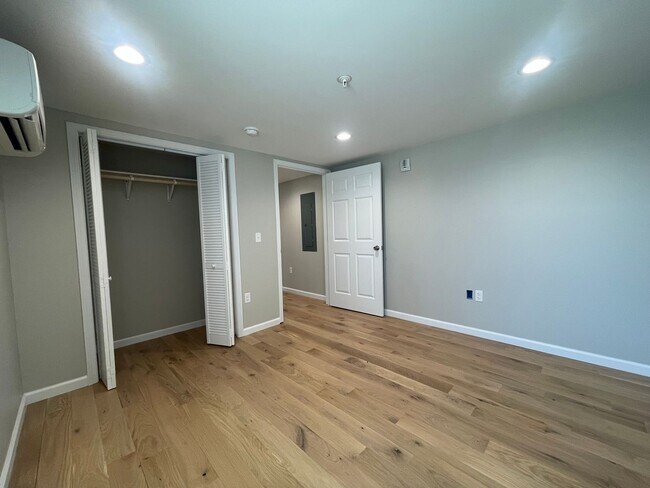 Building Photo - 2 Bedroom / 1 Bath Apt. Upstairs  Kingsport, TN