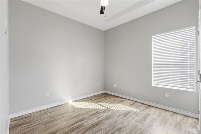 Building Photo - 2809 E Israel Ave