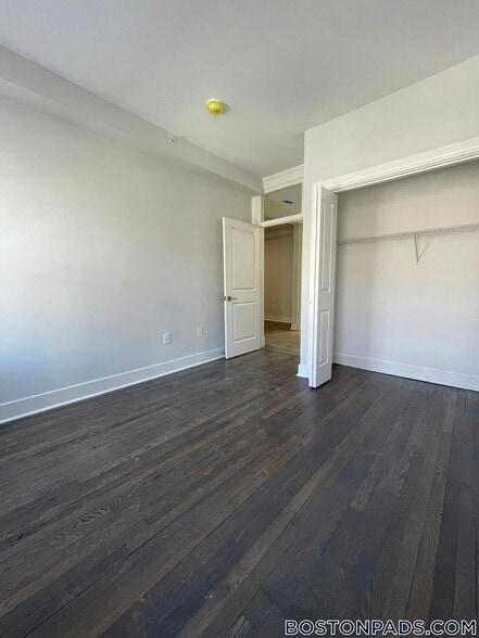 Building Photo - 81 Park Dr